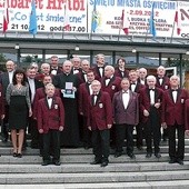  Pamiątkowy medal śpiewakom wręczył Janusz Chwierut, prezydent Oświęcimia