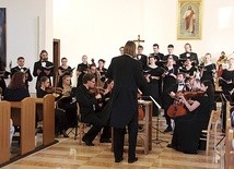  Zespół Projekt Mozart 2012 pod dyrekcją Szymona Wyrzykowskiego w kościele w Krasnej