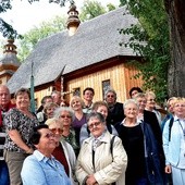 Pierwsza grupa przed zabytkowym kościołem w Przydonicy