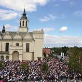 Widok placu uroczystości z plebańskiego strychu. Ludzie dopisali