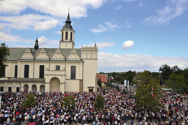 Widok placu uroczystości z plebańskiego strychu. Ludzie dopisali