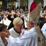  Serdeczne i emocjonalne było spotkanie z prymasem podczas procesji z darami 