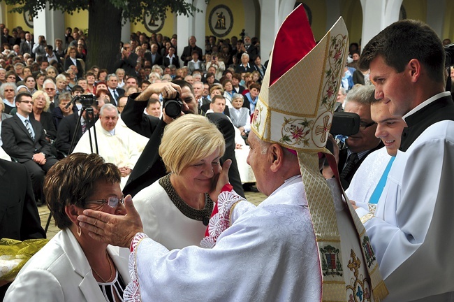  Serdeczne i emocjonalne było spotkanie z prymasem podczas procesji z darami 