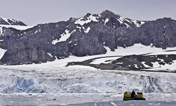 Naukowcy spędzą rok na statku uwięzionym w lodach Arktyki