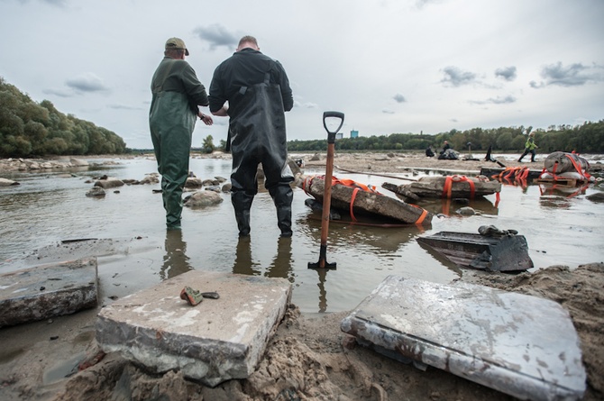 Wyciągają skarby z Wisły