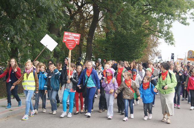 Pielgrzymka dzieci do Rostkowa