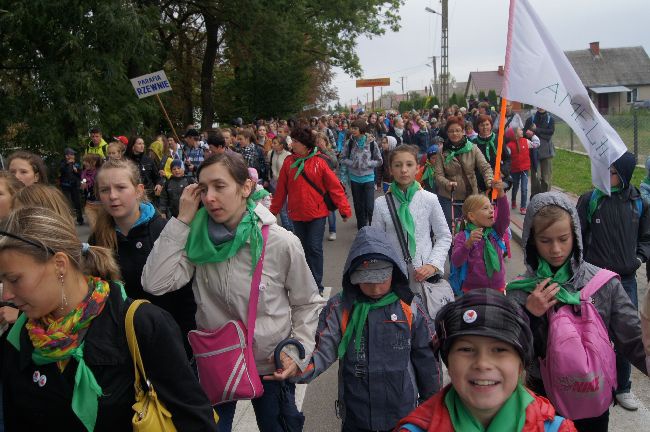 Pielgrzymka dzieci do Rostkowa