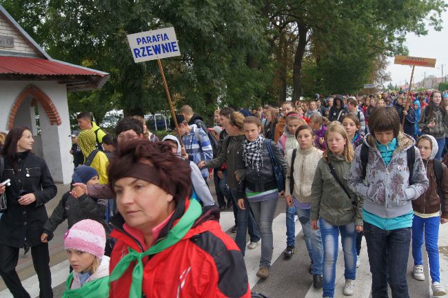 Pielgrzymka dzieci do Rostkowa