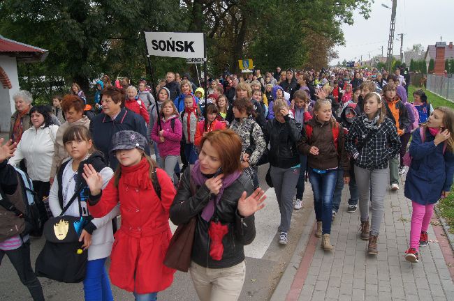 Pielgrzymka dzieci do Rostkowa