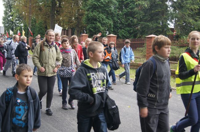 Pielgrzymka dzieci do Rostkowa