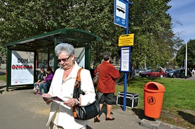 Katowice, 24 września. Maria Tomczok wybrała się do centrum Katowic po raz pierwszy po zmianie tras tramwajów. – Wszystko jest oznakowane i są osoby z informatorami, więc nietrudno trafić na przystanki. Na pewno w gorszej sytuacji są ci, którzy w ogóle nie znają miasta – mówi