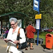 Katowice, 24 września. Maria Tomczok wybrała się do centrum Katowic po raz pierwszy po zmianie tras tramwajów. – Wszystko jest oznakowane i są osoby z informatorami, więc nietrudno trafić na przystanki. Na pewno w gorszej sytuacji są ci, którzy w ogóle nie znają miasta – mówi