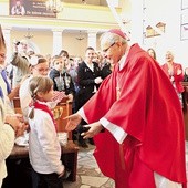 Po Mszy św. bp Antoni zapraszał do wspólnej zabawy