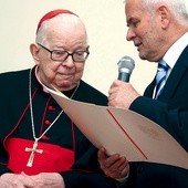  Kardynał Henryk Gulbinowicz odbierał w ub.r. honorowy tytuł patrona Ośrodka Alzheimerowskiego w Ścinawie. Obok prof. Marek Ziętek, rektor wrocławskiej AM