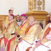  Obok abp. Zygmunta Zimowskiego (trzeci z lewej) Eucharystię współkoncelebrowali: (od lewej) ks. Marek Fituch, bp Henryk Tomasik, ks. inf. Czesław Wala, ks. inf. Stanisław Pindera 