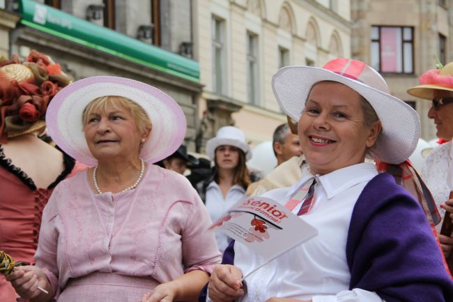 Marsz Kapeluszy rozpoczynający Dni Seniora we Wrocławiu