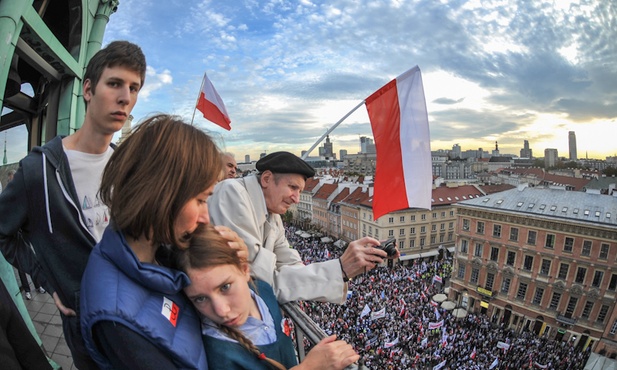 Dziesiątki tysięcy w obiektywie.