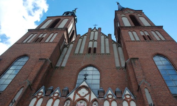 Kościół w Bielsku „strzela w górę” dwiema wieżami. Wyższa ma około 50 metrów wysokości