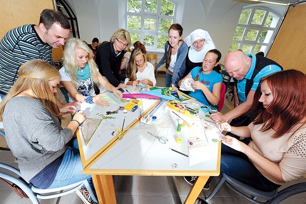  Wychowawcy i uczniowie podczas zajęć plastycznych  przy tworzeniu mozaikowych kolaży