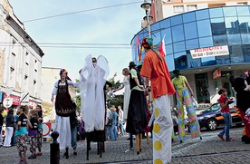 W barwnej paradzie ulicami miasta szli również szczudlarze