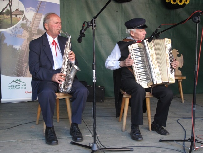 Na polu i na scenie podczas „Festiwalu ziemniaka” w Muzeum Wsi Radomskiej