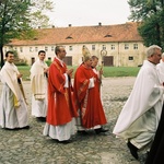 Benedykt XVI pierwszy raz przeżył uroczystość poświęcenia i nałożenia tunik