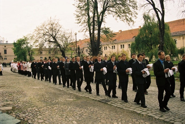 Benedykt XVI pierwszy raz przeżył uroczystość poświęcenia i nałożenia tunik