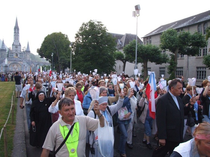 Nowosądecka modlitwa różańcowa organizowana jest na wzór procesji w Lourdes