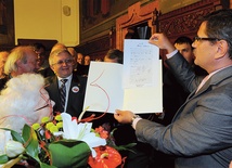  Marianna Lipka, 90-letnia jubilatka ze Słupska, otrzymała fotokopię swojego aktu urodzenia napisanego po niemiecku