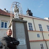  Nowa elewacja sanktuarium na razie kontrastuje z budynkiem klasztornym.  Rektor ks. Bogdan Pawłowski chce stworzyć tu część hotelową dla grup rekolekcyjnych i pojedynczych osób, które szukają wyciszenia i odpoczynku