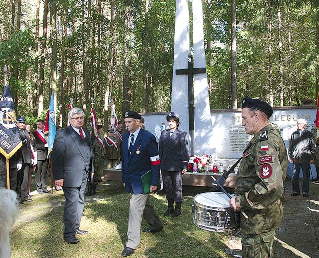 Kwiaty pod pomnikiem pod Piotrowym Polem przy dźwięku werbla złożył Rafał Nadgrodkiewicz