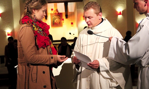  Ania podczas Mszy św. posłania na misję otrzymała różaniec, widzialny znak jej posługi 