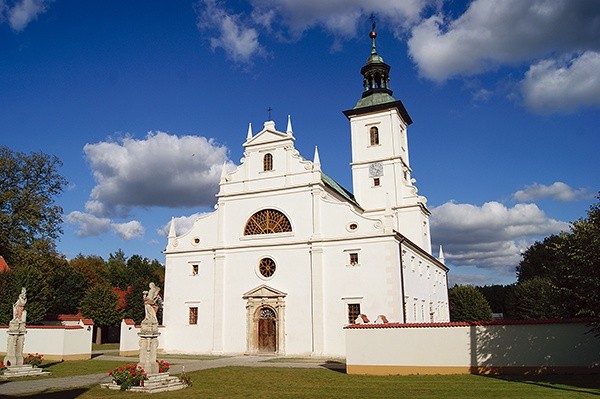 Odrestaurowana fasada pokamedulskiego kościoła