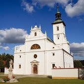 Odrestaurowana fasada pokamedulskiego kościoła