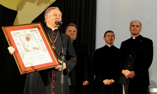 Bp Henryk Tomasik prezentuje błogosławieństwo dla radomskiej Caritas od Benedykta XVI