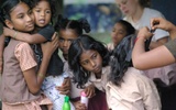 Dziewczynki w Indiach każdego dnia dużo czasu poświęcają na... układanie fryzur