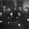 Ks. B. Królikowski, siedzi pierwszy od lewej 