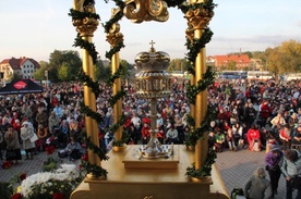 Wiele tysięcy Dolnoślązaków bierze udział w odpuście św. Jadwigi Śląskiej