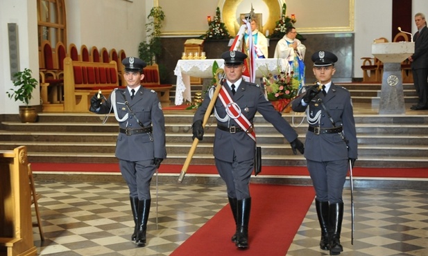 Sztandar Kompanii Reprezentacyjnej Sił Powietrznych Wojska Polskiego został uroczyście wprowadzony do świątyni według ceremoniału wojskowego