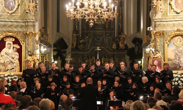 Występ Chóru Filharmonii Łódzkiej w bazylice katedralnej w Łowiczu