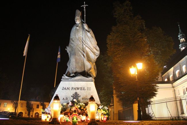 Pomnik Jana Pawła II w Łowiczu tuż po wieczornej modlitwie z udziałem bp. Andrzeja F. Dziuby i bp. Józefa Zawitkowskiego