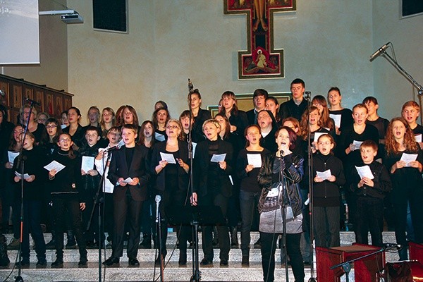 W koncercie finałowym, który miał miejsce w kościele Miłosierdzia Bożego na Zadębiu, wystąpili znani artyści i około 80 chórzystów