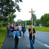  Parafianie często pielgrzymują. W tym roku wyruszyła po raz pierwszy maryjna pielgrzymka z Zielonej Górki do Nikielkowa 