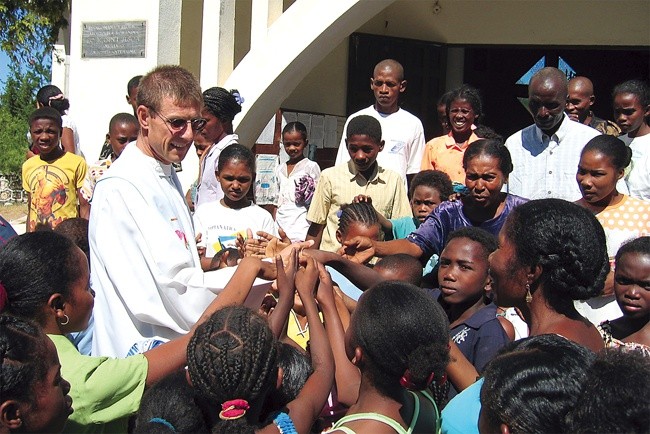 Pożegnanie na Madagaskarze. Ks. Goworek znów jest w Niemczech, bo taka była potrzeba. Sam mówi, że wciąż myśli o powrocie na afrykańską placówkę