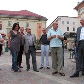 Skrzyknęli się na pl. Szczepańskim, aby radzić o solidarnej pomocy. Stoją od lewej: drugi – Maciej Gawlikowski, trzecia – Katarzyna Kubisiowska, czwarty – Józef Lassota, potem kolejno – Tadeusz Pikulicki, Maciej Mach i Edward Nowak, inicjator „Sieci solidarności – Małopolska”