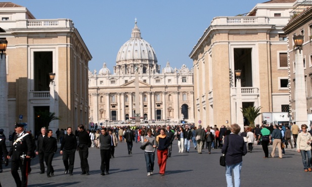 Synod: O sektach, rodzinie i katechezie