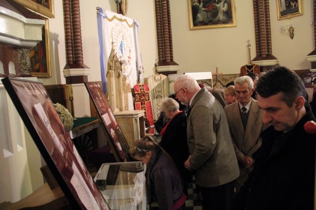 Dużym zainteresowaniem cieszyła się wystawa z historycznymi eksponatami pochodzącymi ze spalonego kościoła