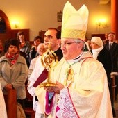 Abp Celestino Migliore z relikwiami bł. Jana Pawła II