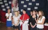 Uroczysty apel w SP w Zdunach w liturgiczne wspomnienie Jana Pawła II