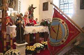 Nowy sztandar szkoły poświęcił bp Marek Mendyk